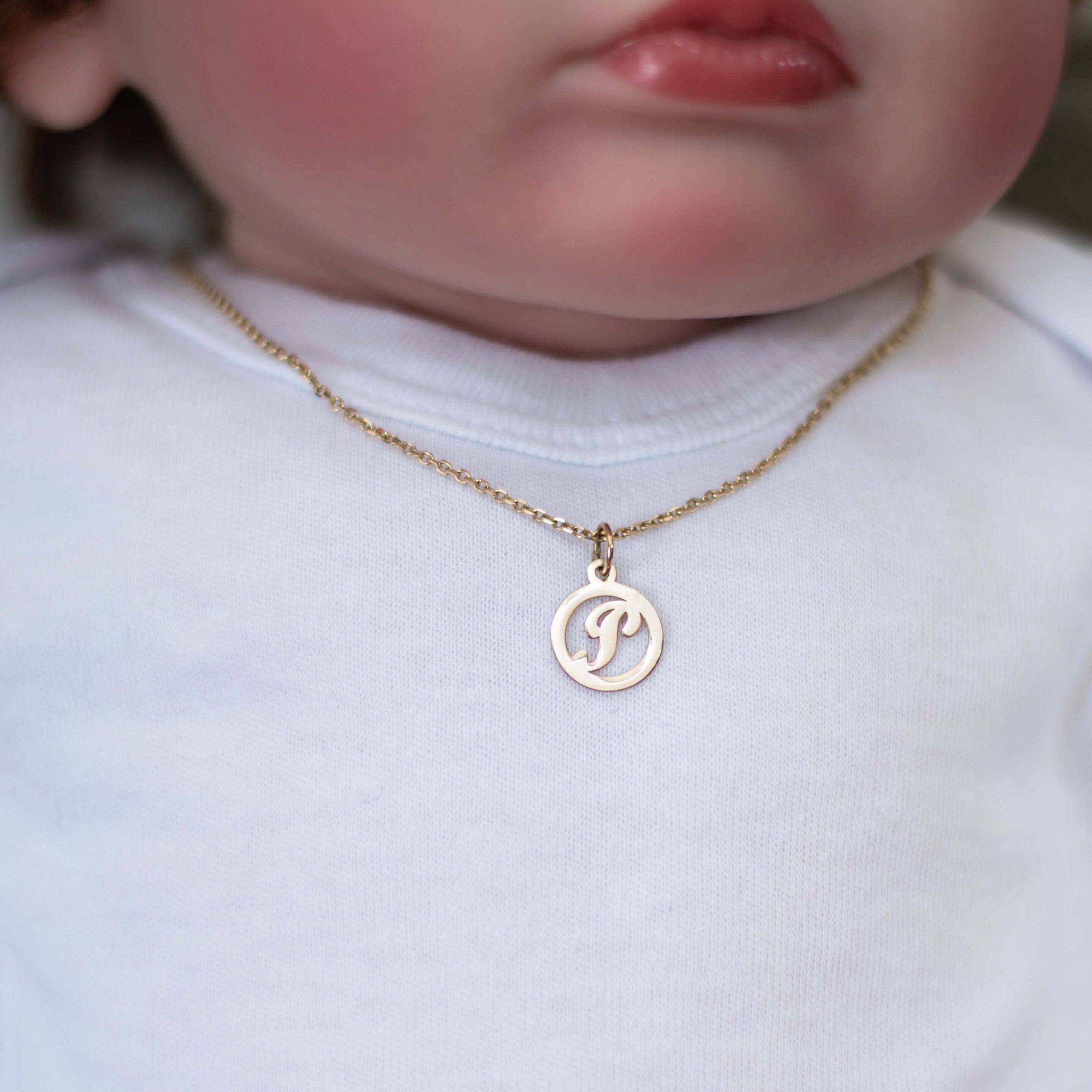 Lantisor aur copii medalion rotund cu litera P decupata aur 14k