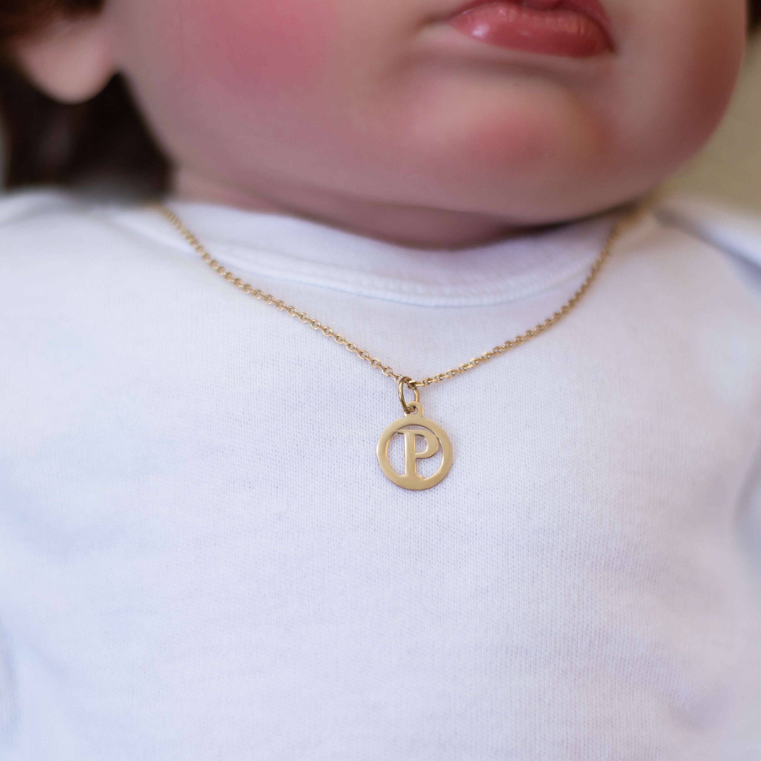 Lantisor aur copii cu initiala P decupata font clasic aur 14k