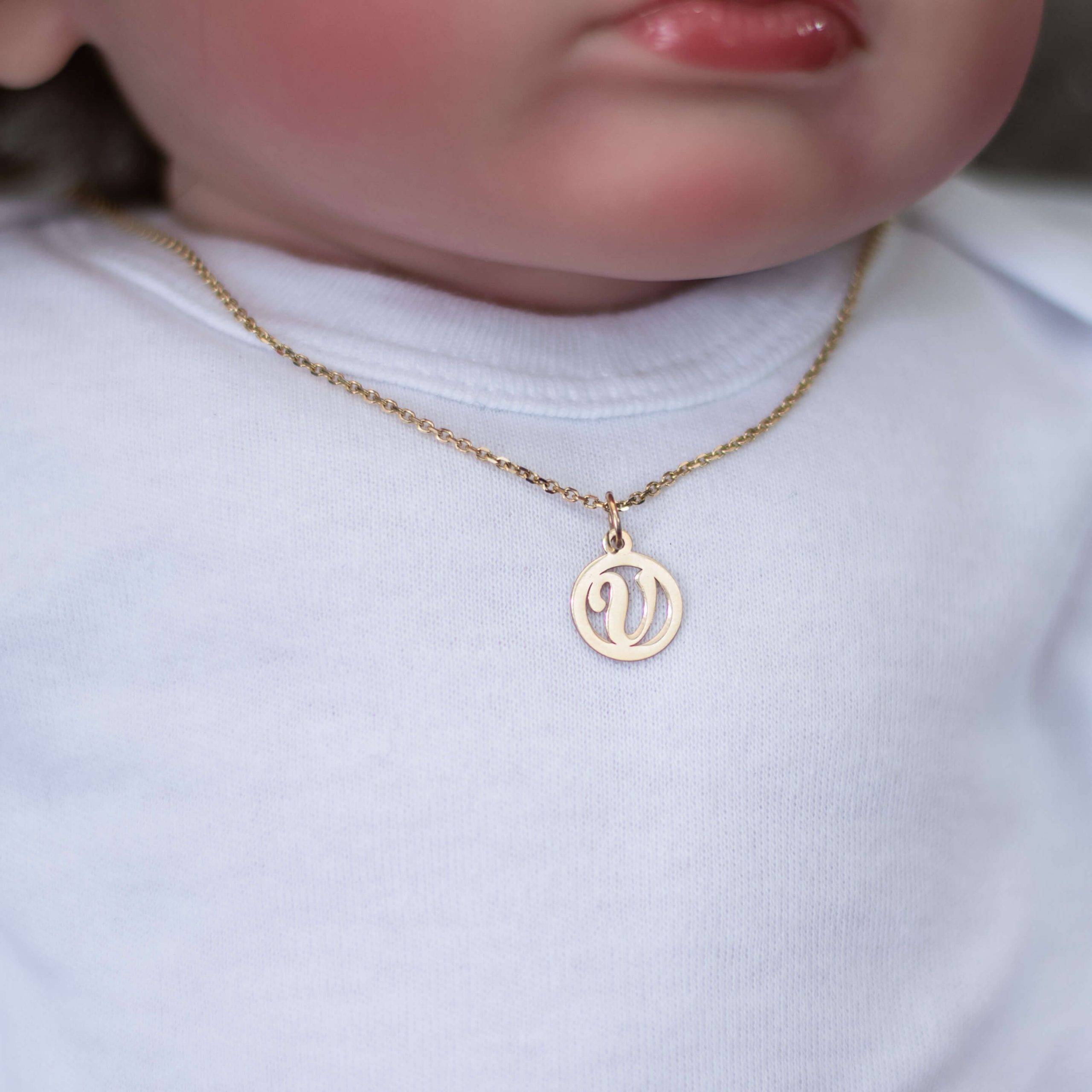 Lantisor aur copii medalion rotund cu litera v decupat aur 14k